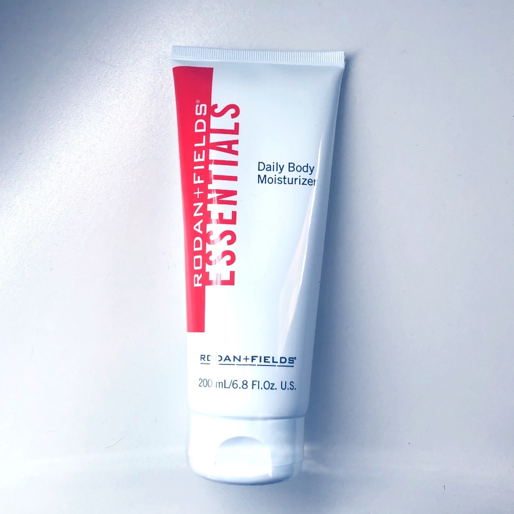 ESSENTIALS DAILY BODY MOISTURIZER